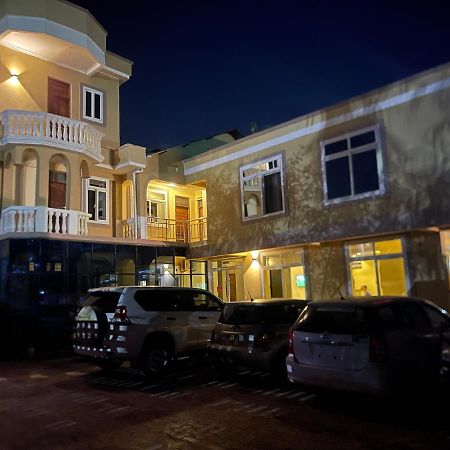 Moments Park Motel Dar es Salaam Esterno foto